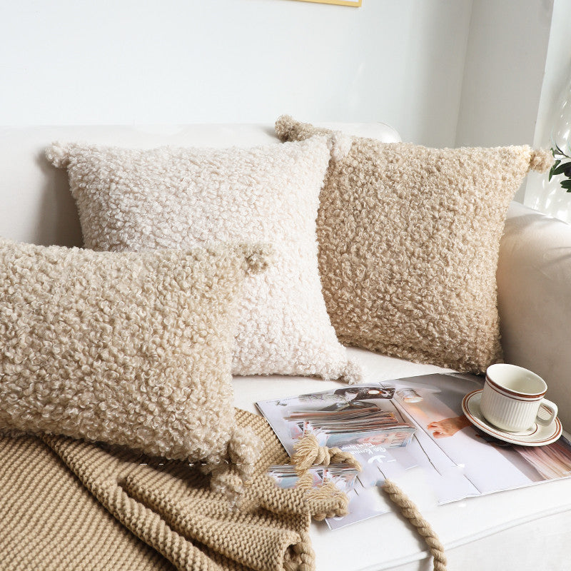 Salon cosy avec coussins en bouclette et plaid