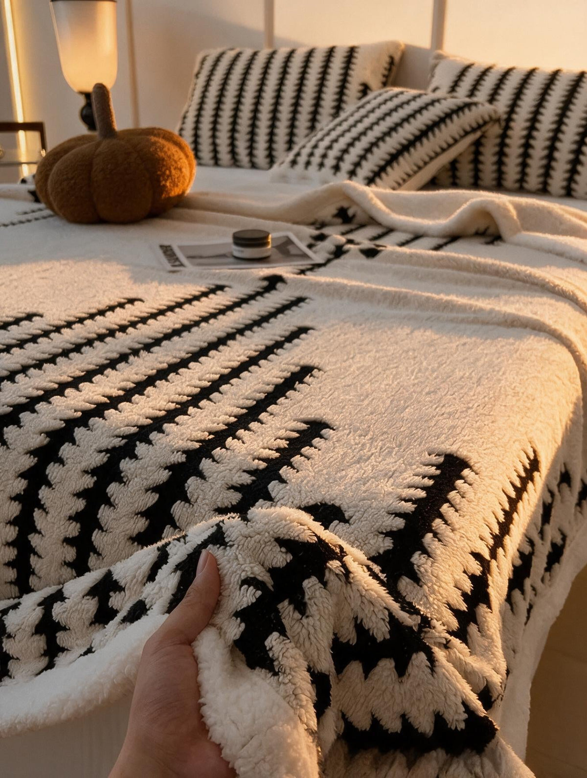 Salon cocooning d'automne avec plaid épais et lumière chaude