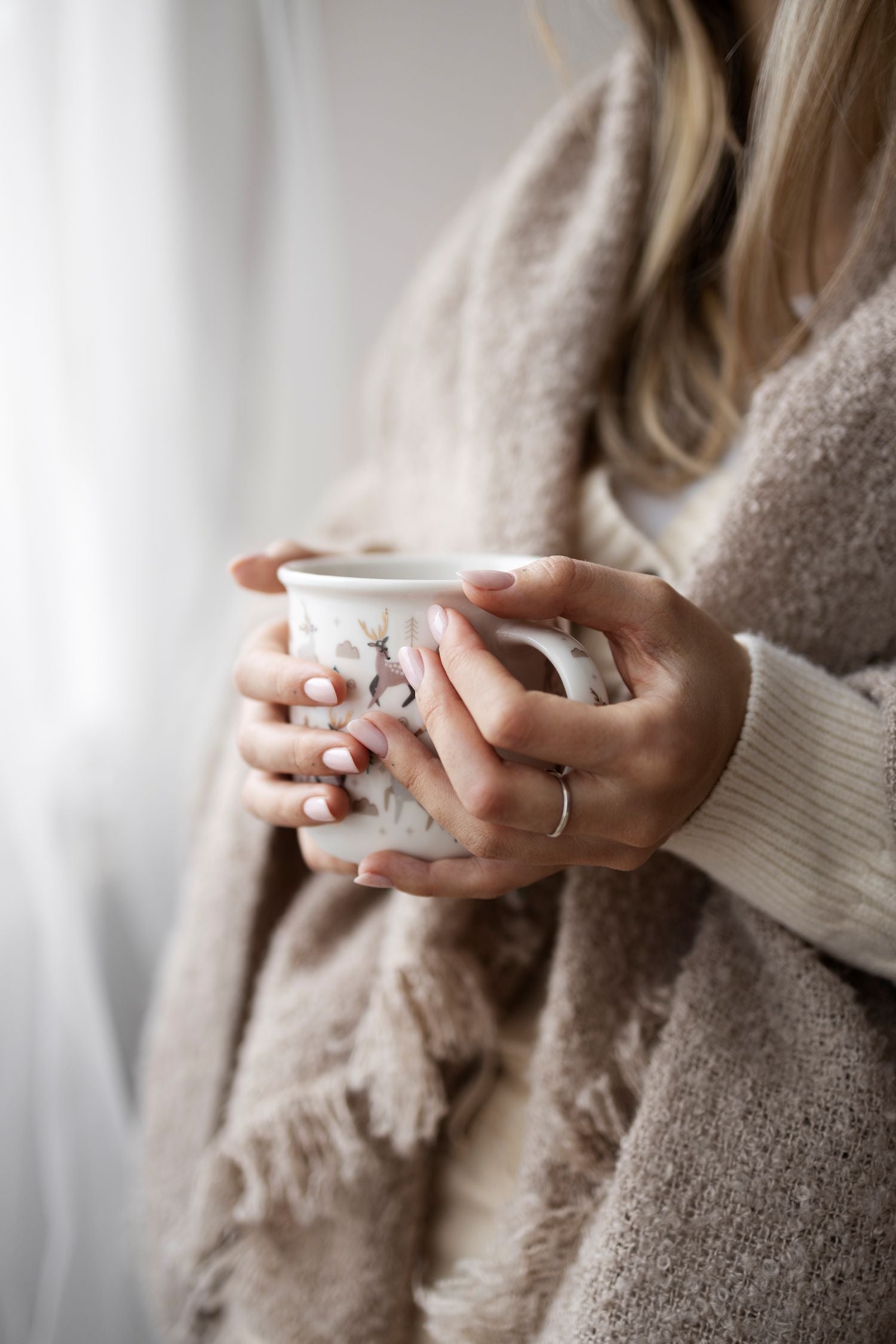 Femme enroulée dans un pull plaid