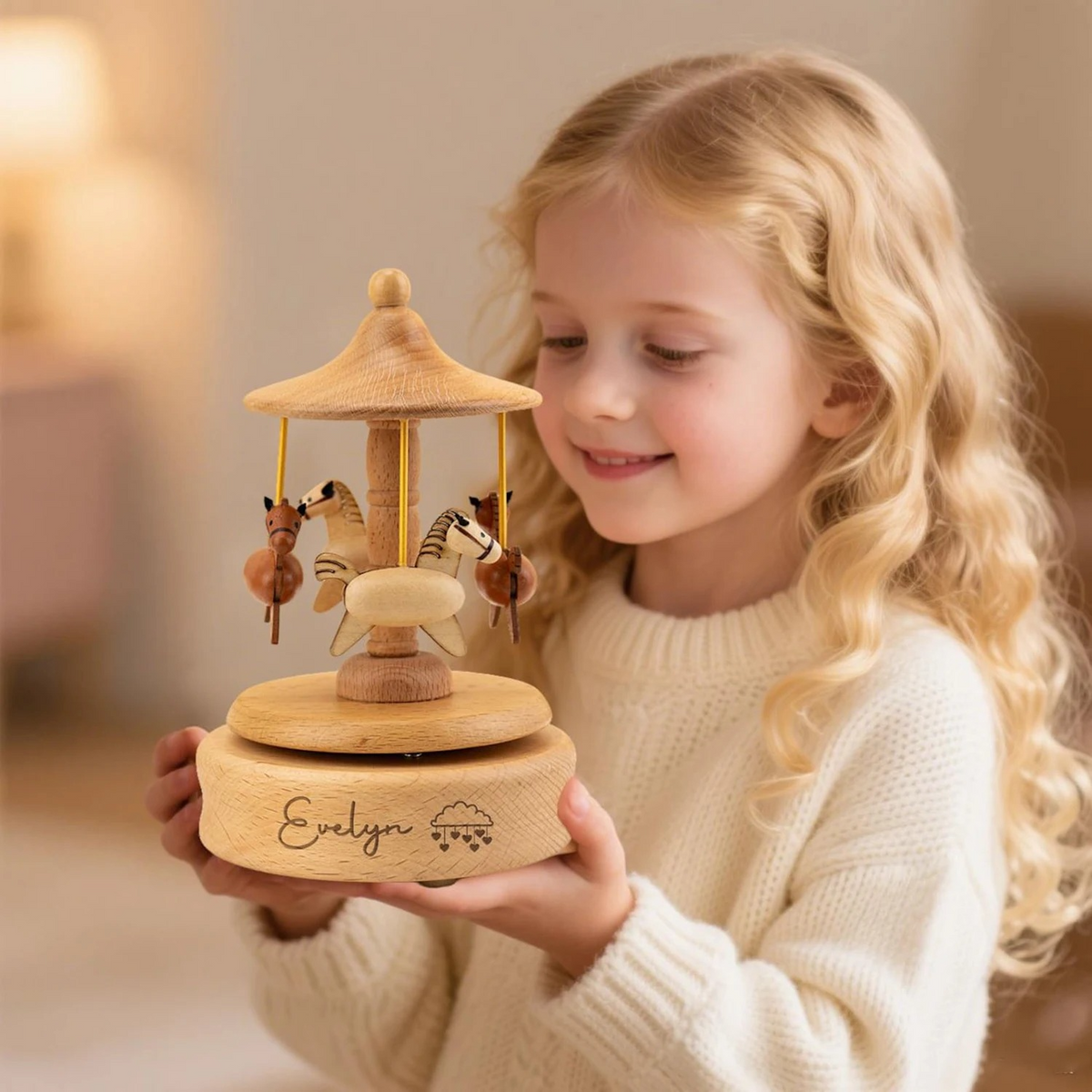 Boîte à musique en bois posée sur une étagère de chambre d'enfant