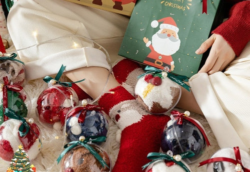 Chaussettes de Noël dans une boule décorative