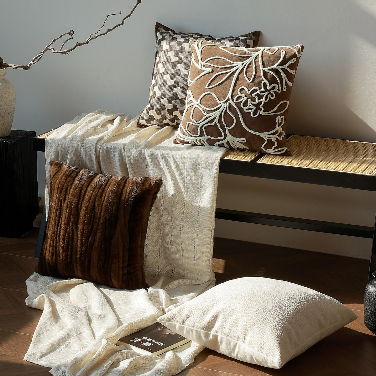 Coussins jacquard marron sur un canapé
