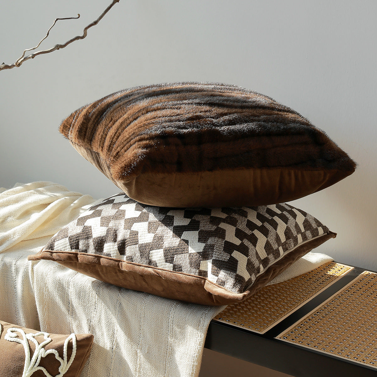 Coussins jacquard marron en ambiance de salon