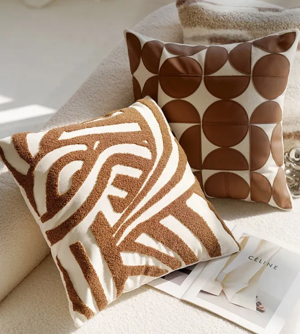 Coussins rétro crème et marron en ambiance