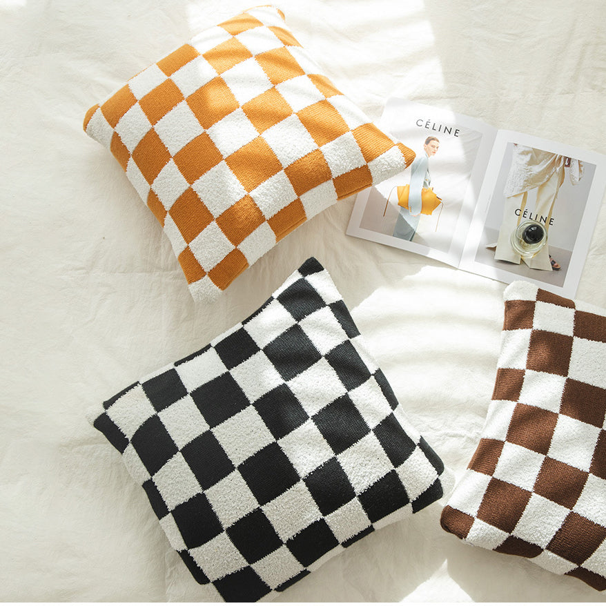 Housses de coussin damier sur un canapé