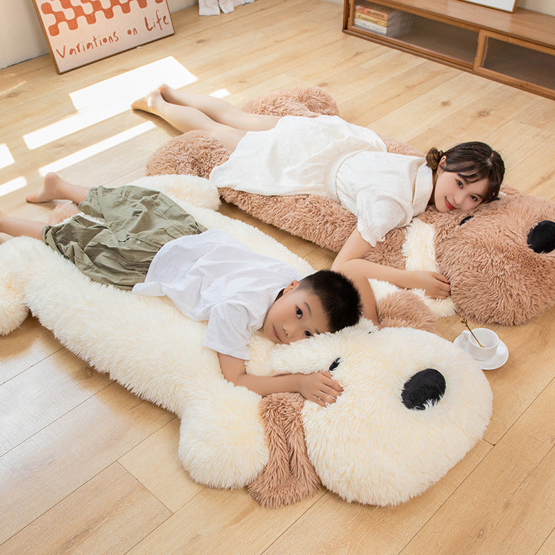 Coussin peluche chien en ambiance dans un salon