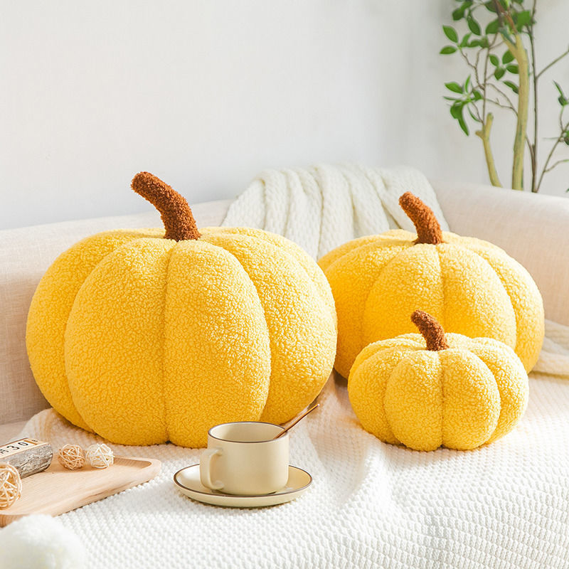 Coussins citrouille décoratifs dans un salon d'automne