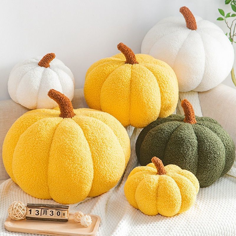 Citrouilles décoratives groupées sur une table