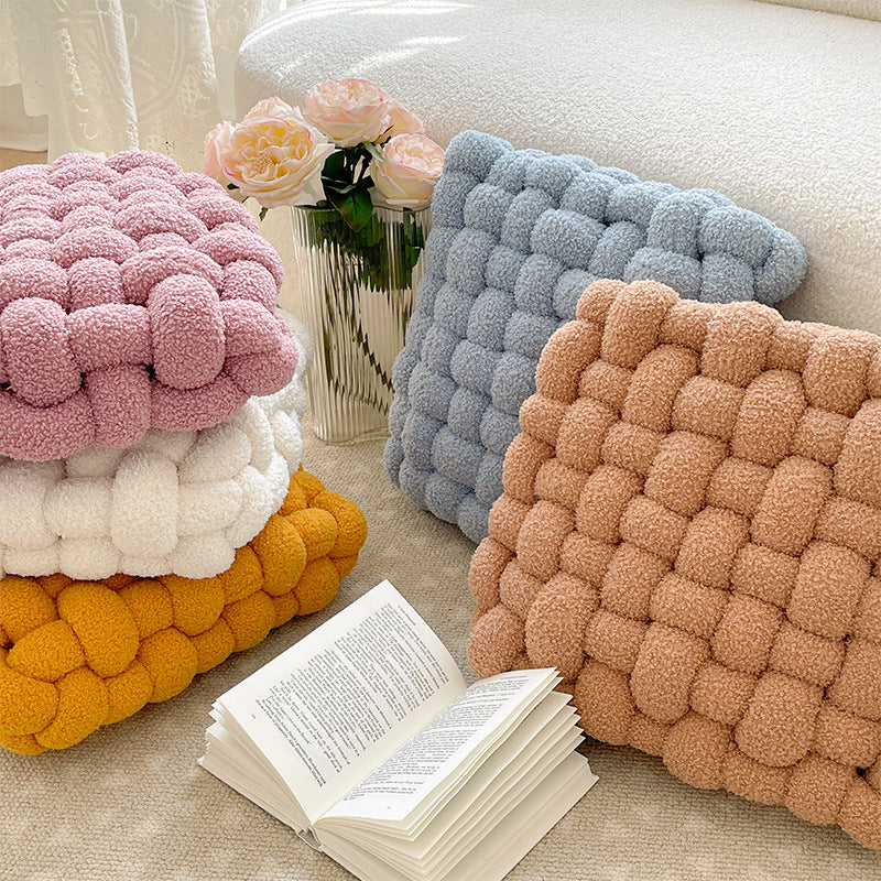 Coussin lombaire tressé sur un fauteuil