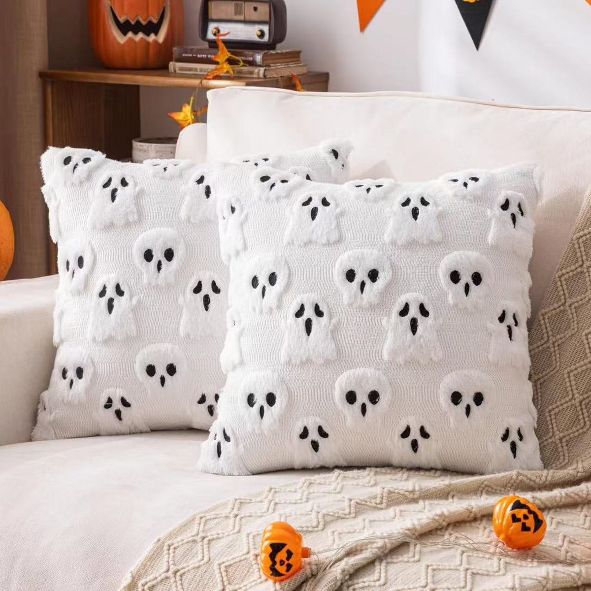 Housse de coussin motif fantômes horreur blancs