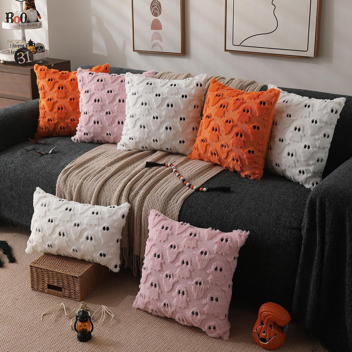 Coussins Halloween à motifs fantômes dans un salon