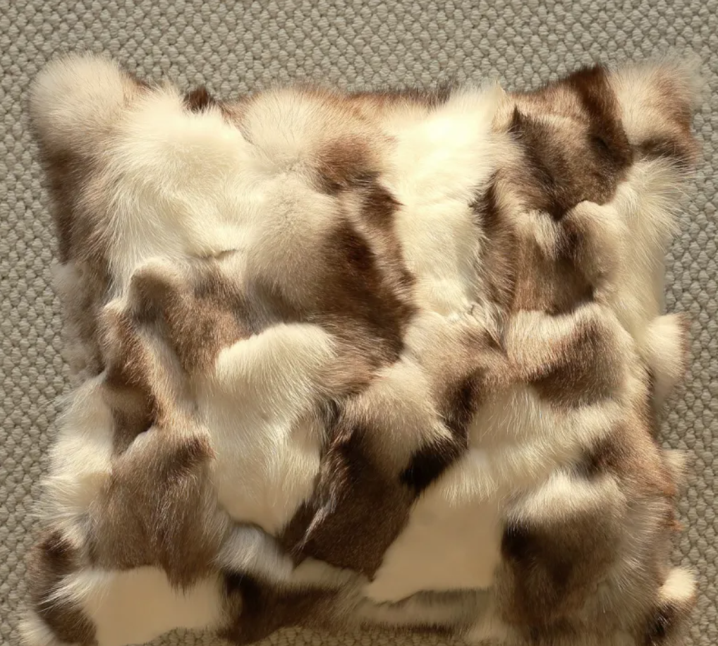Housse de coussin fausse fourrure marron et blanc