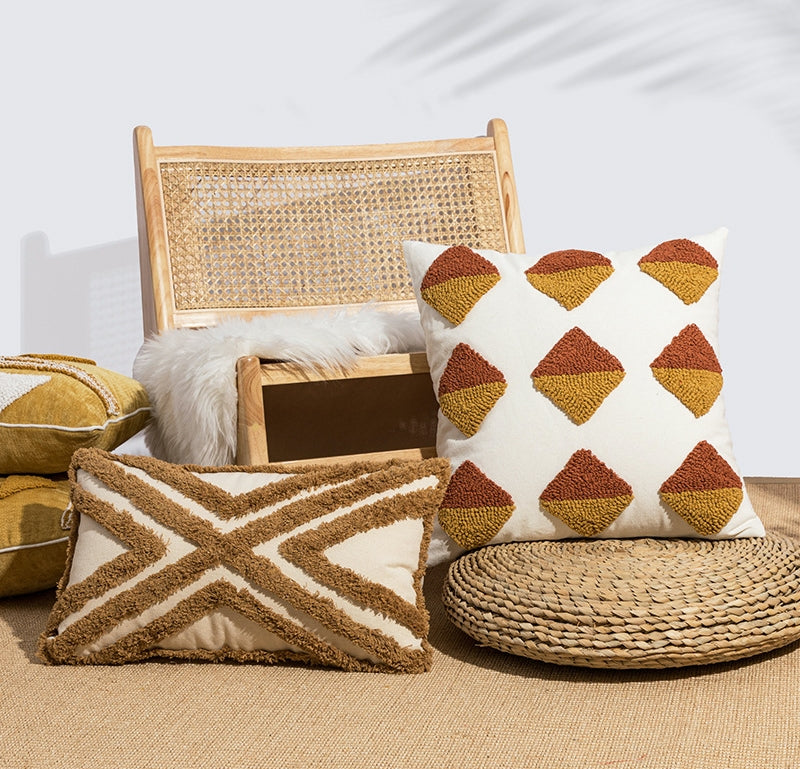 Coussins touffetés sur un canapé