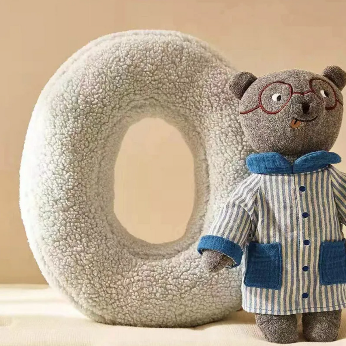 Coussin lettre en peluche