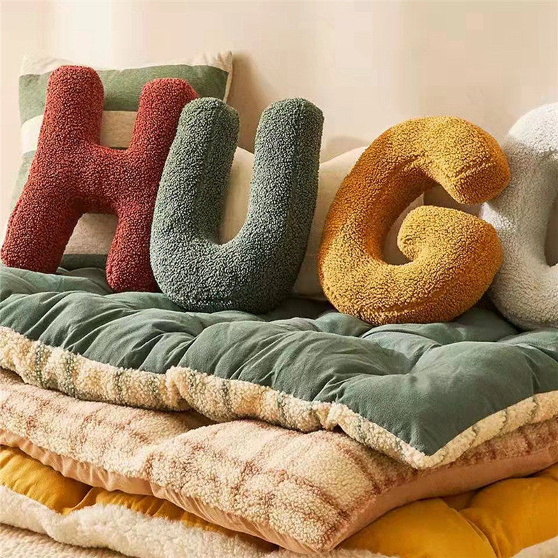 Coussins lettres de l'alphabet en peluche brodée