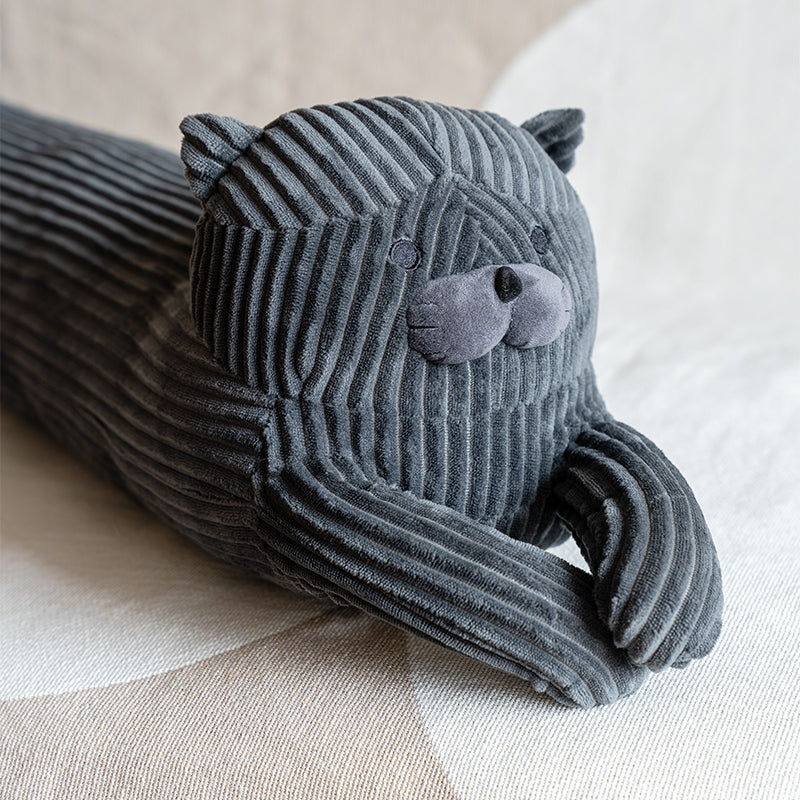 Coussin chat en ambiance de chambre