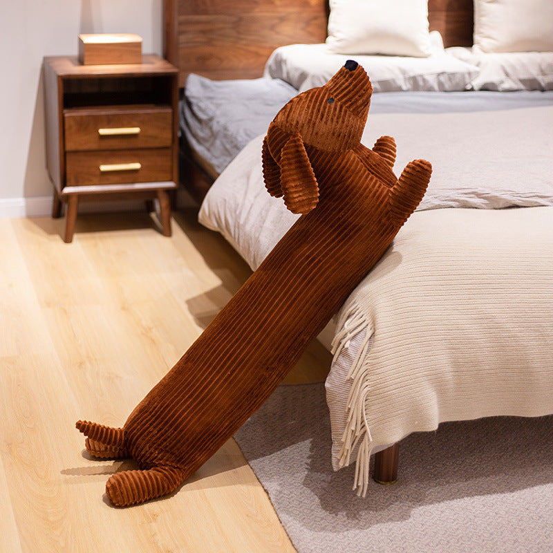 Coussin teckel posé sur un canapé