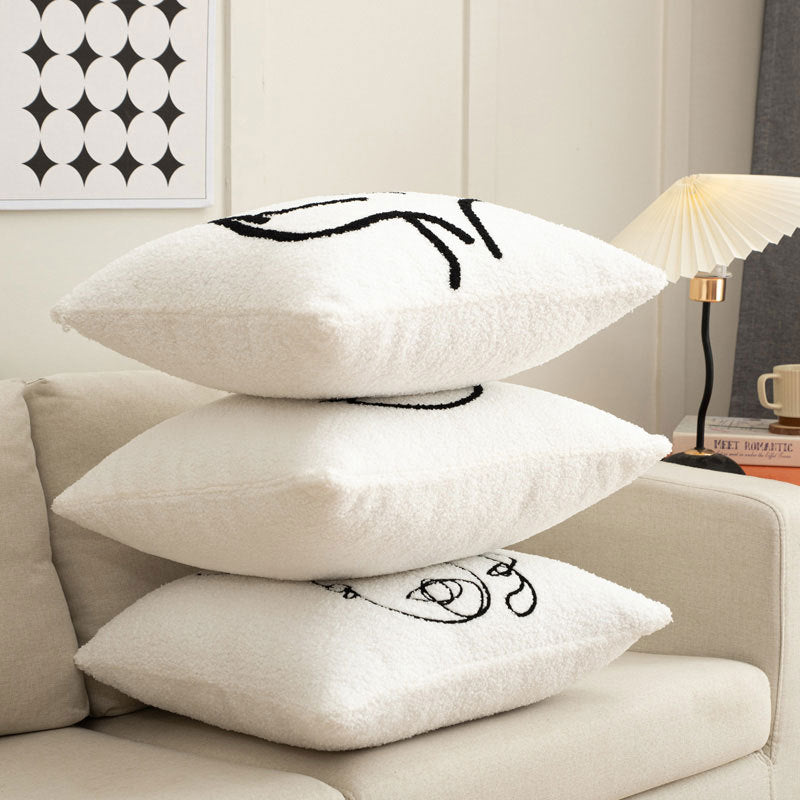 Housses de coussin noir et blanc sur un canapé