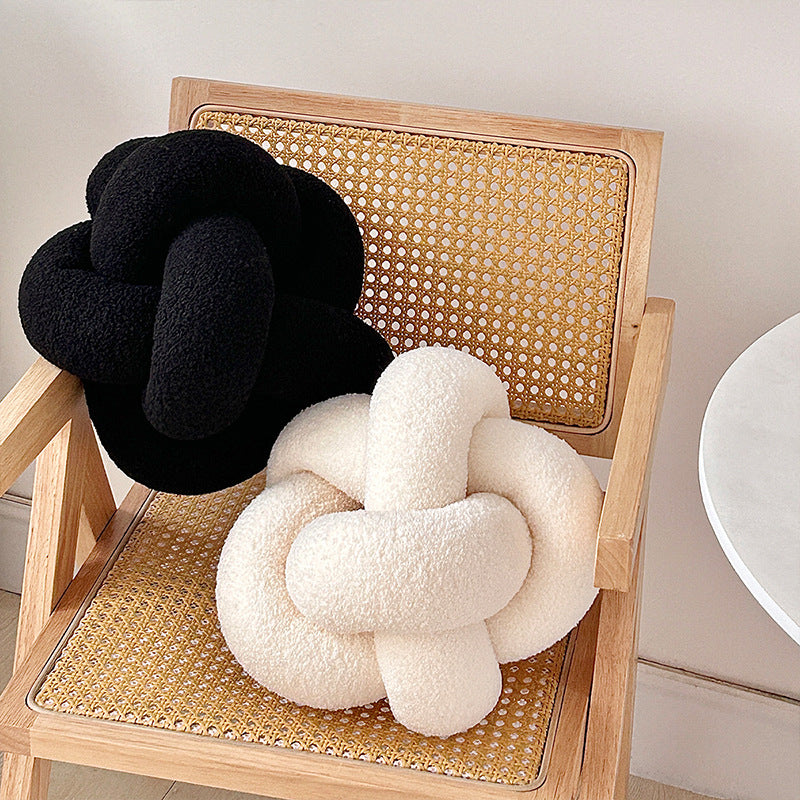 Coussins nœud tressés sur un fauteuil