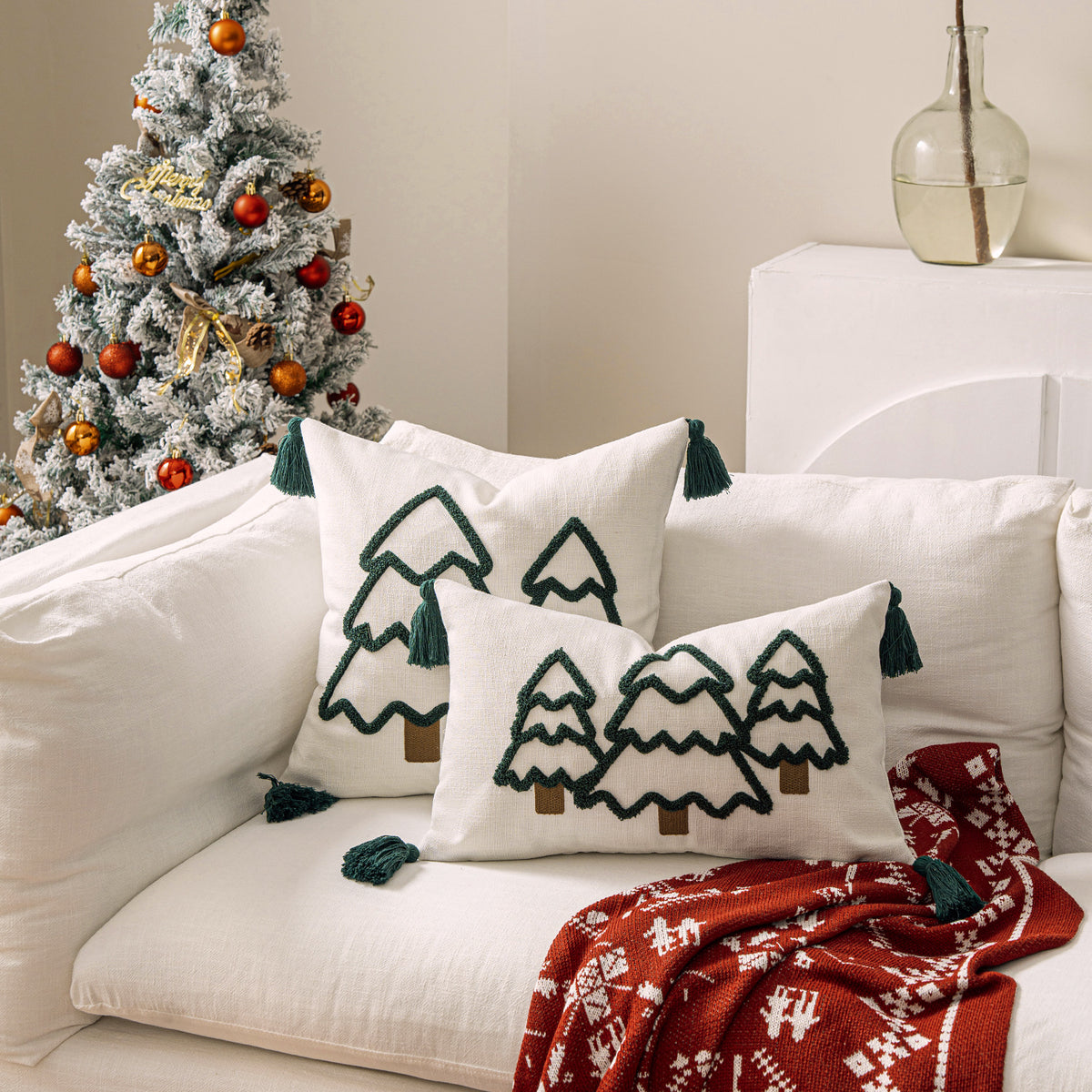 Housse de coussin brodée sapin, coloris blanc et vert