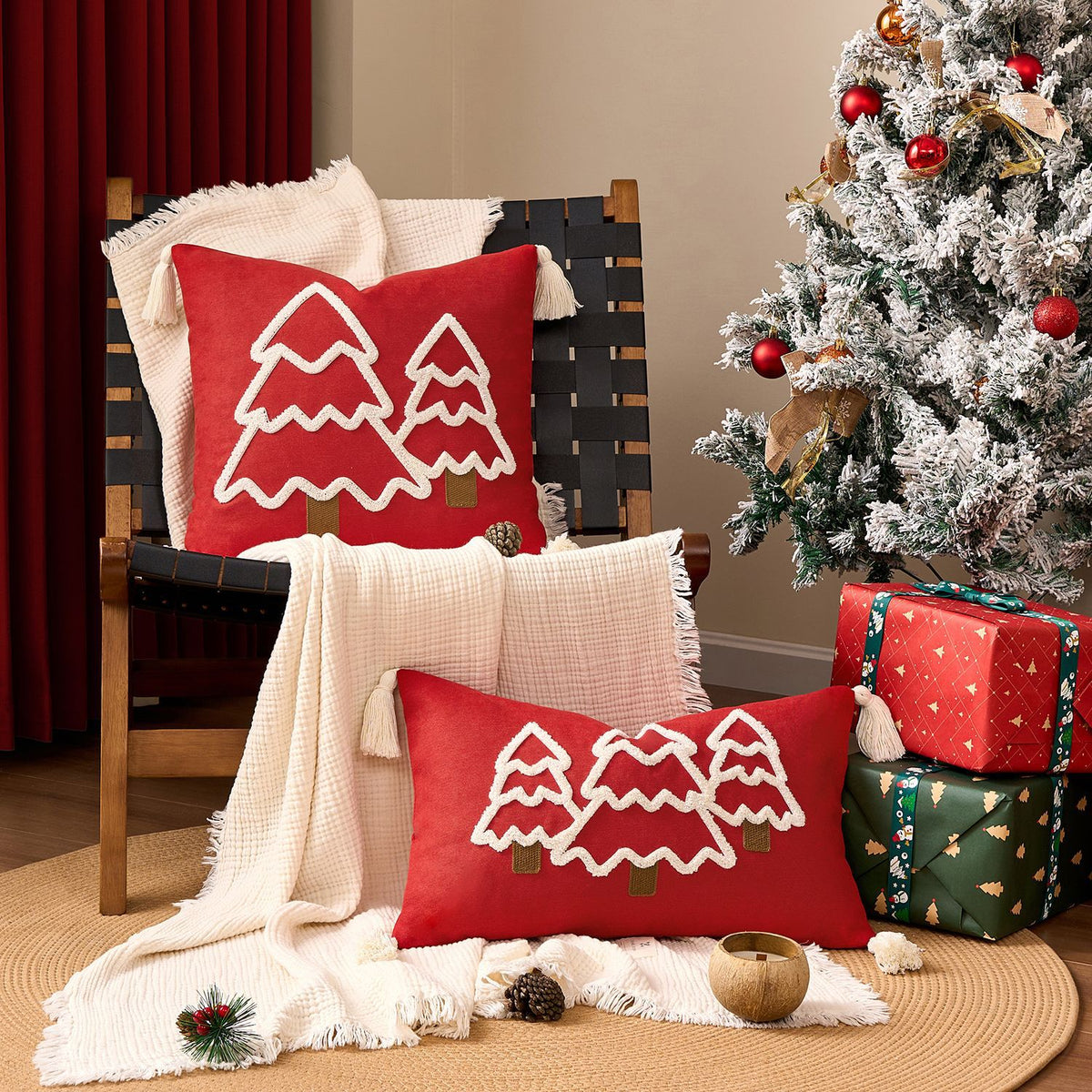 Housse de coussin brodée sapin, coloris rouge