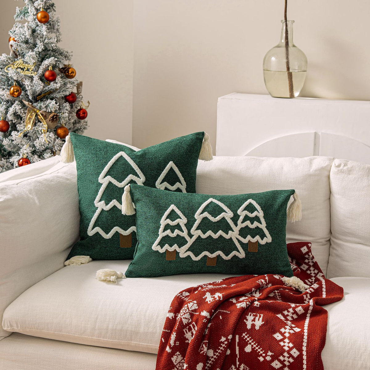 Housse de coussin brodée sapin, coloris vert forêt