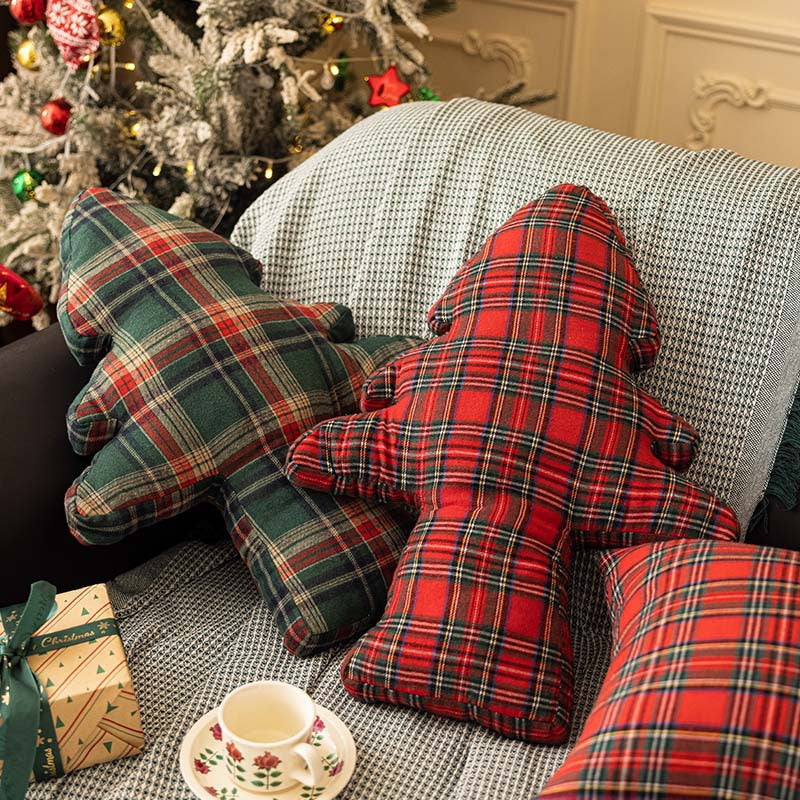 Coussins sapin posés sur un canapé