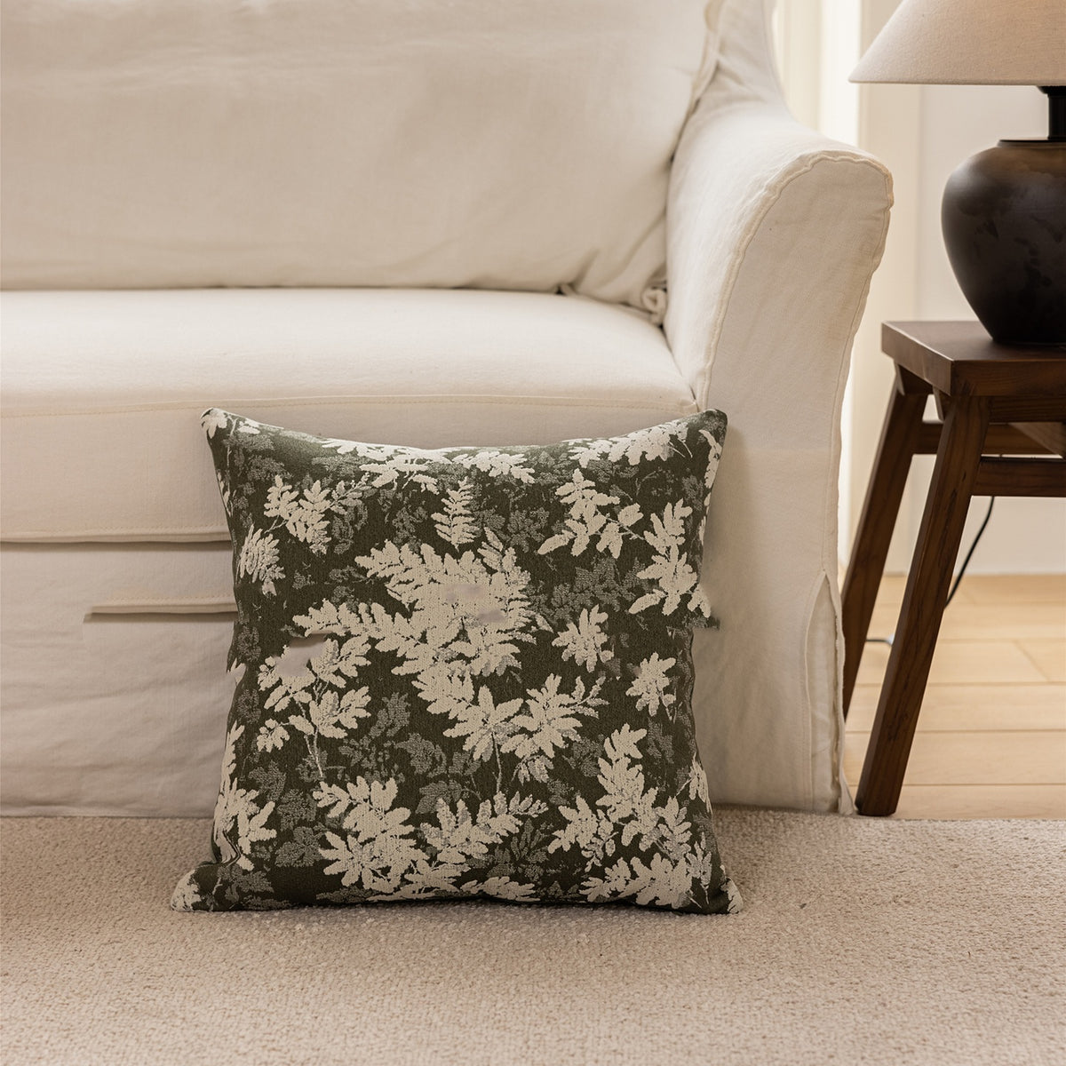 Coussin brodé motif eucalyptus