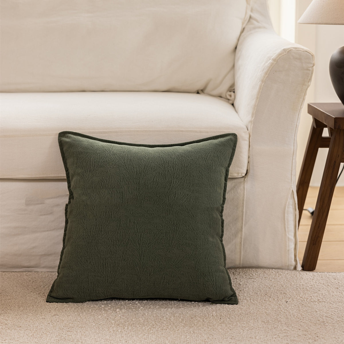 Coussin brodé motif pommier