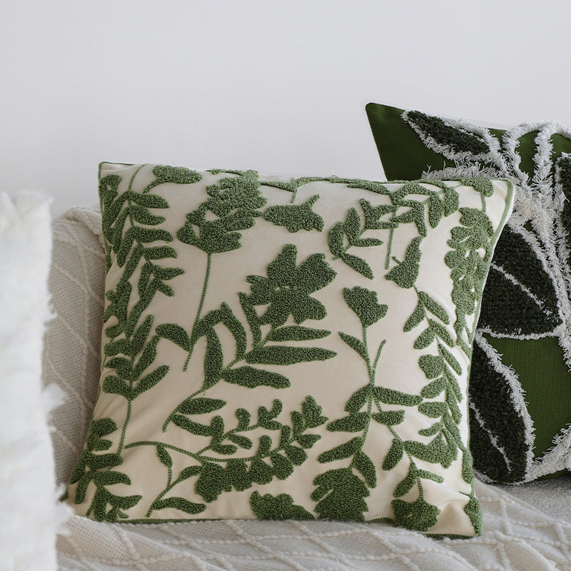 Coussin vert brodé motif végétal