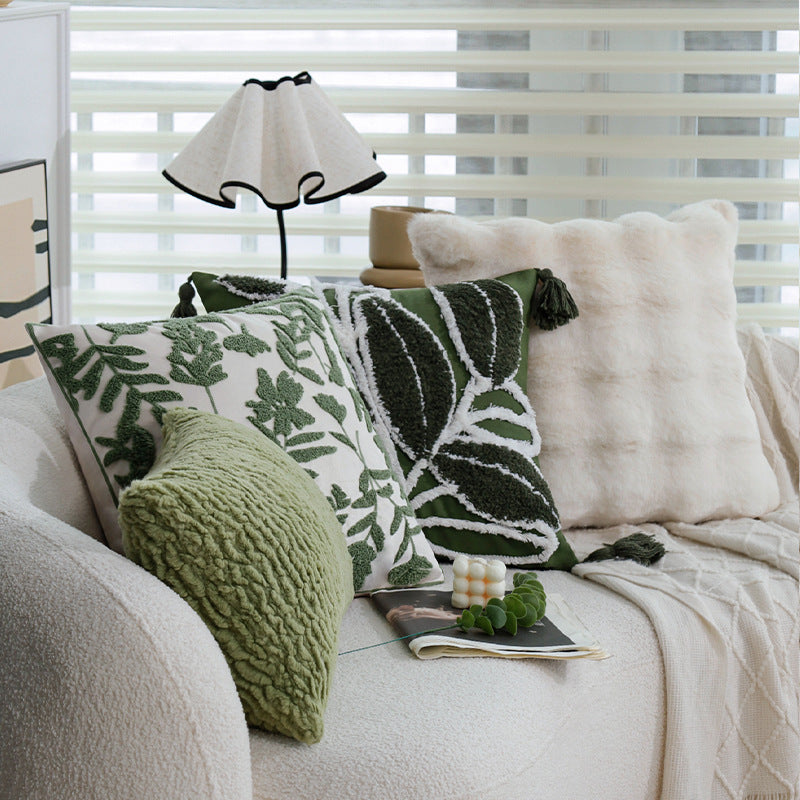 Coussins verts brodés sur un canapé