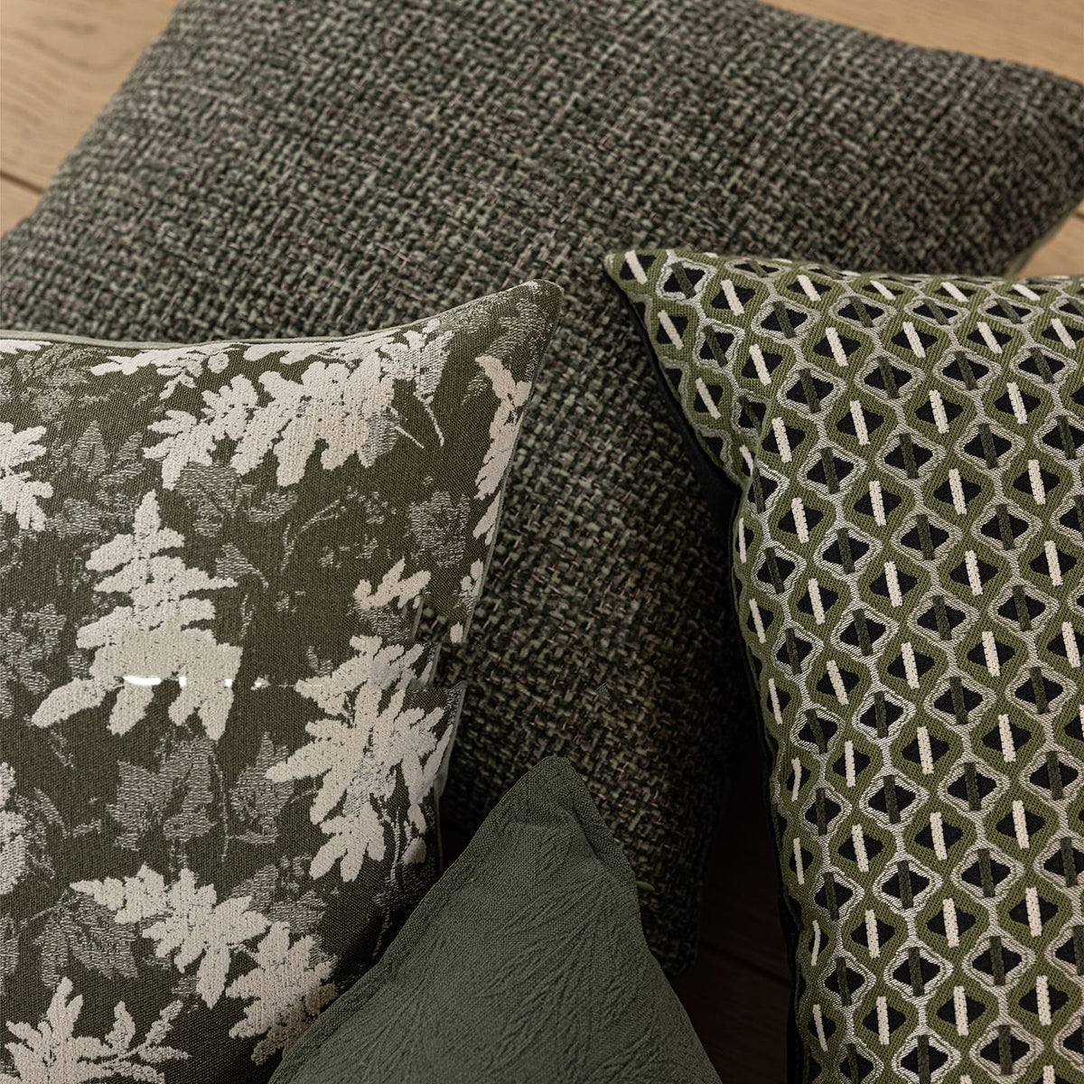 Coussins verts brodés sur un canapé