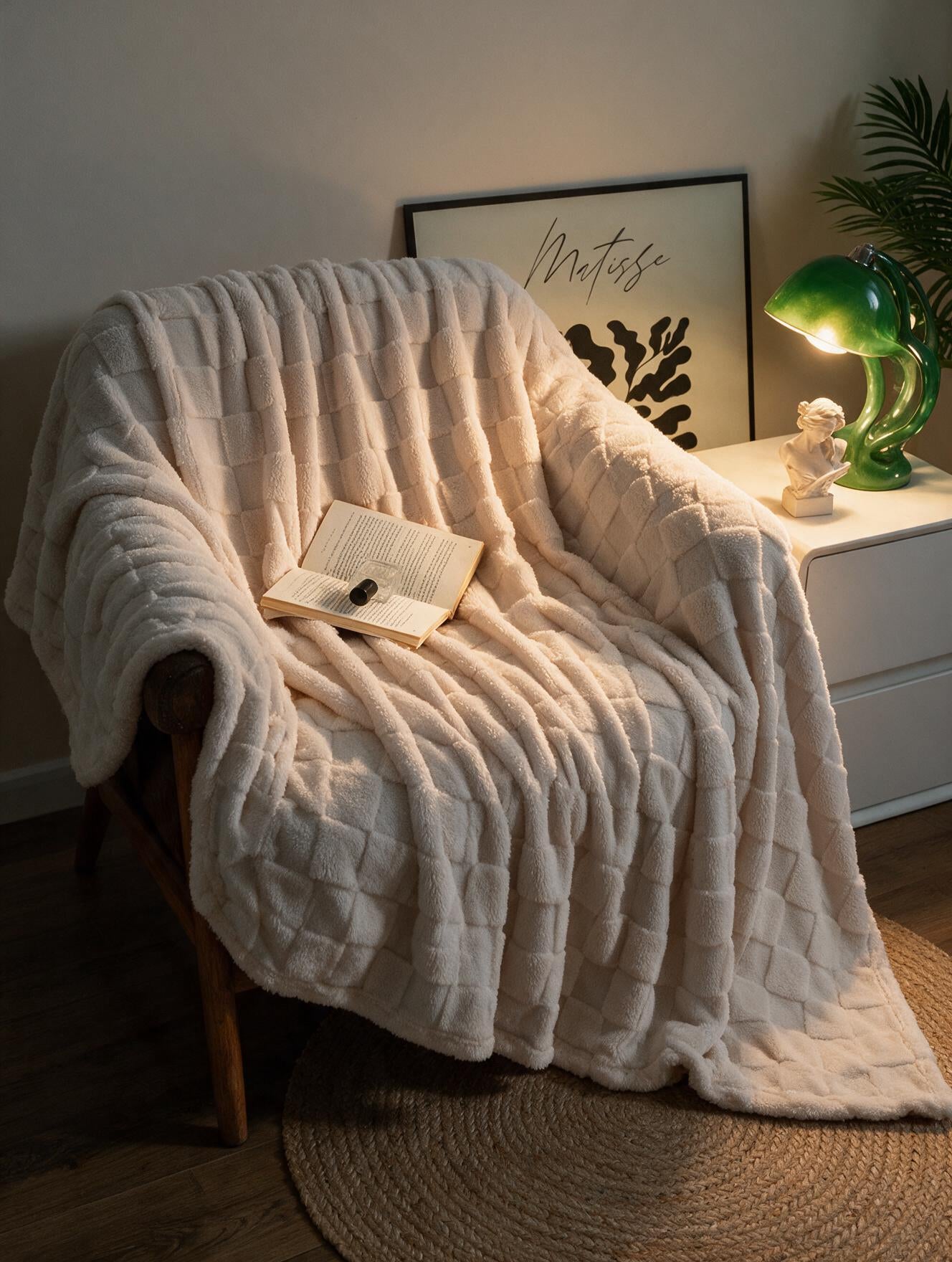 Plaid damier relief blanc sur un fauteuil bouclette