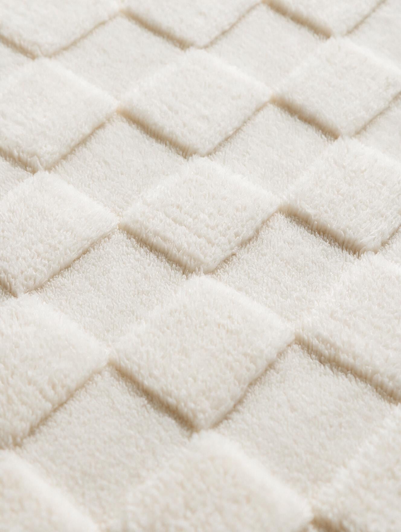 Détail du motif damier en relief