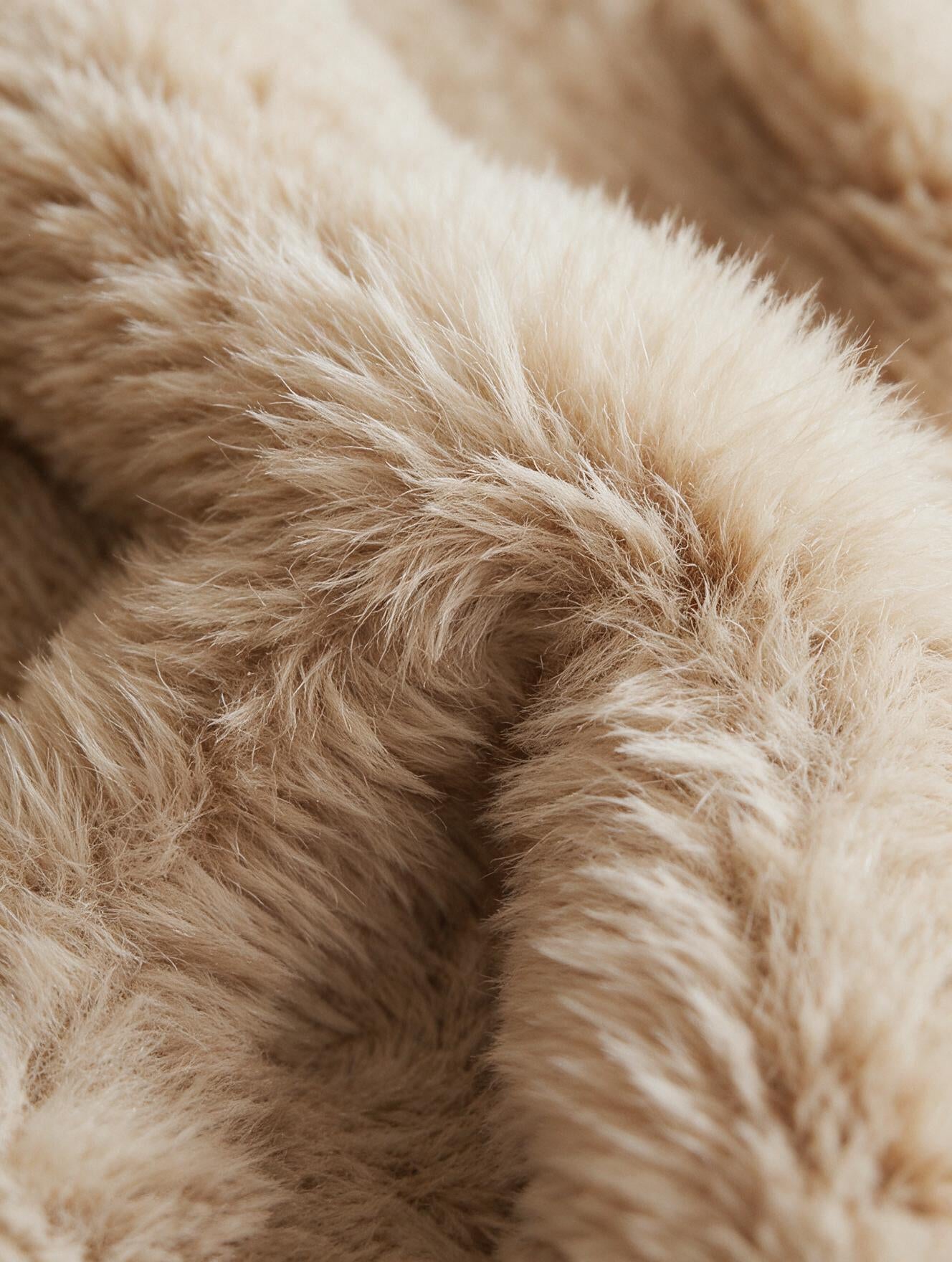 Détail de la matière double face du plaid fausse fourrure
