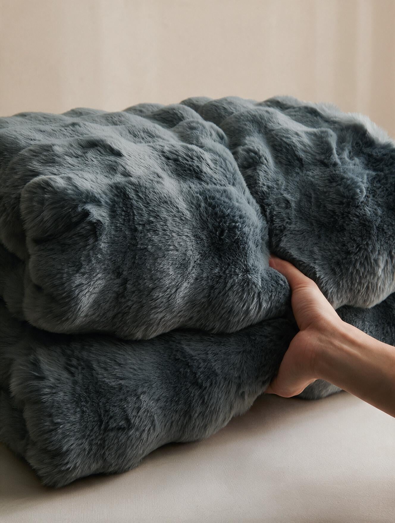 Plaid fausse fourrure Vagues coloris gris anthracite