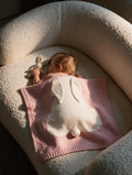 Plaid bébé tricoté oreilles de lapin coloris rose