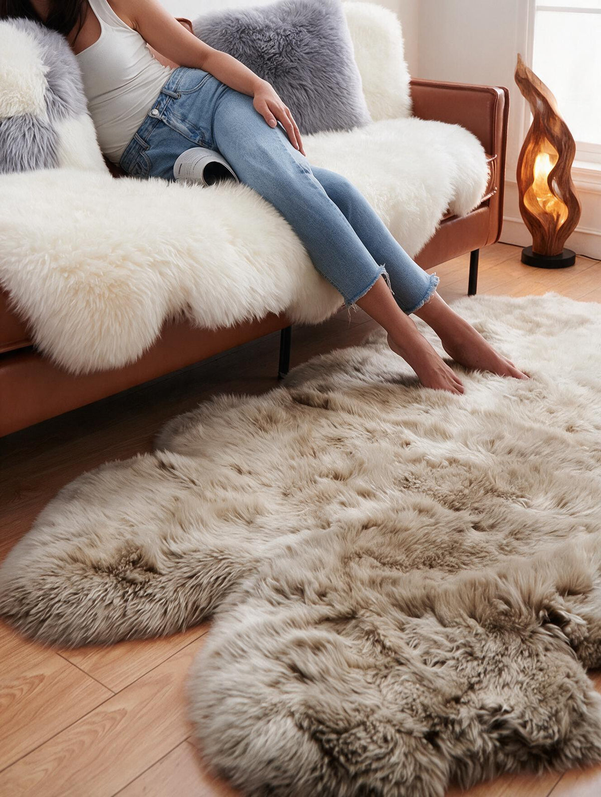 Peau de mouton mérinos blanche posée sur un fauteuil