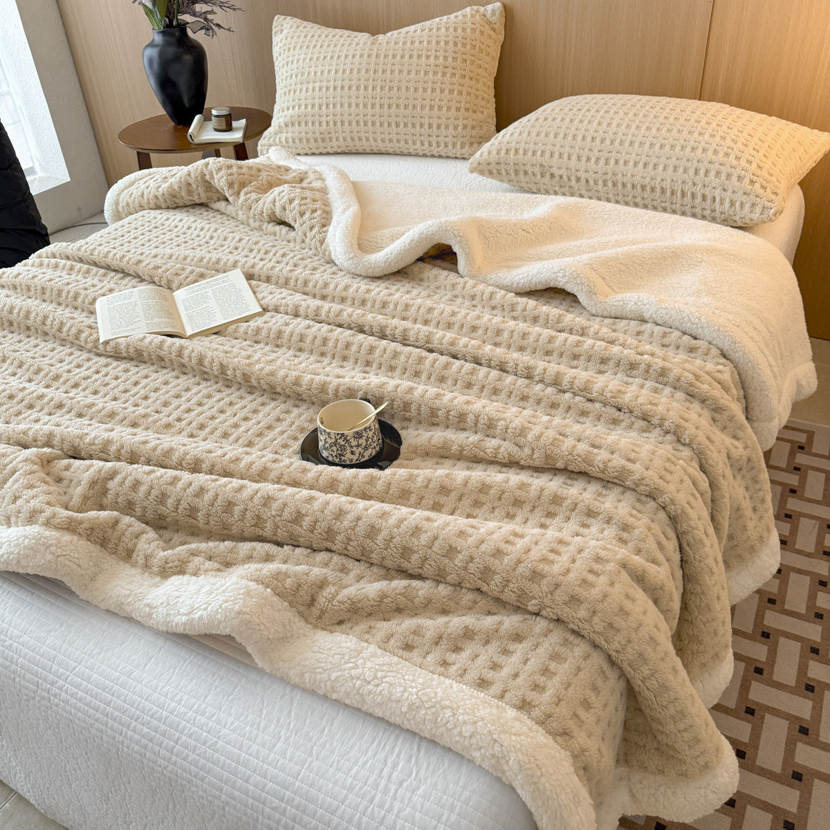 Plaid gaufré double face beige sur un canapé