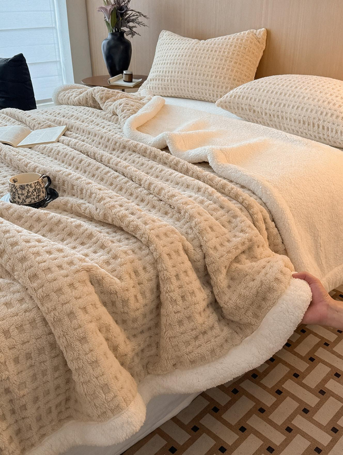 Plaid gaufré posé sur un lit