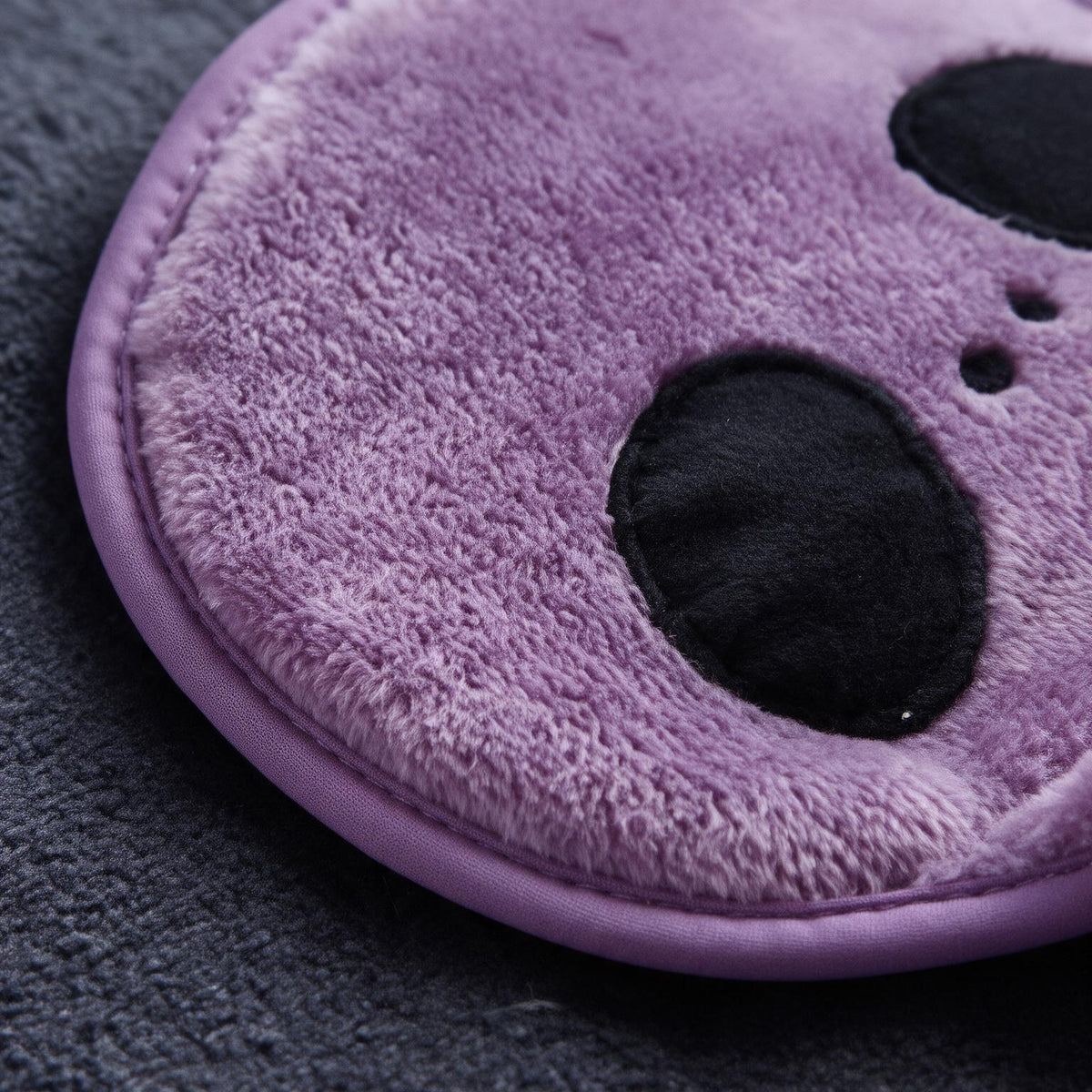 Détail du motif chauve-souris du pull plaid