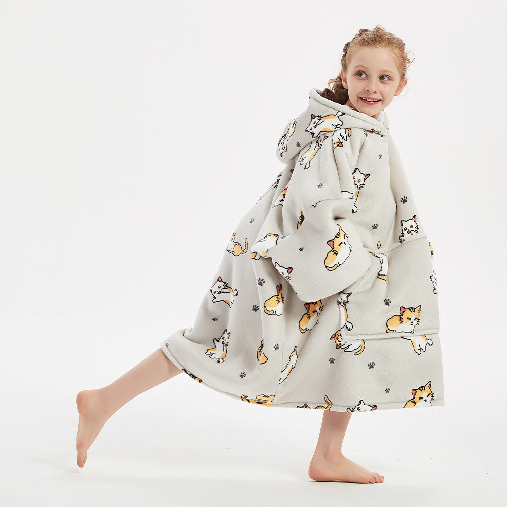 Pull plaid enfant motif chat porté sur le canapé