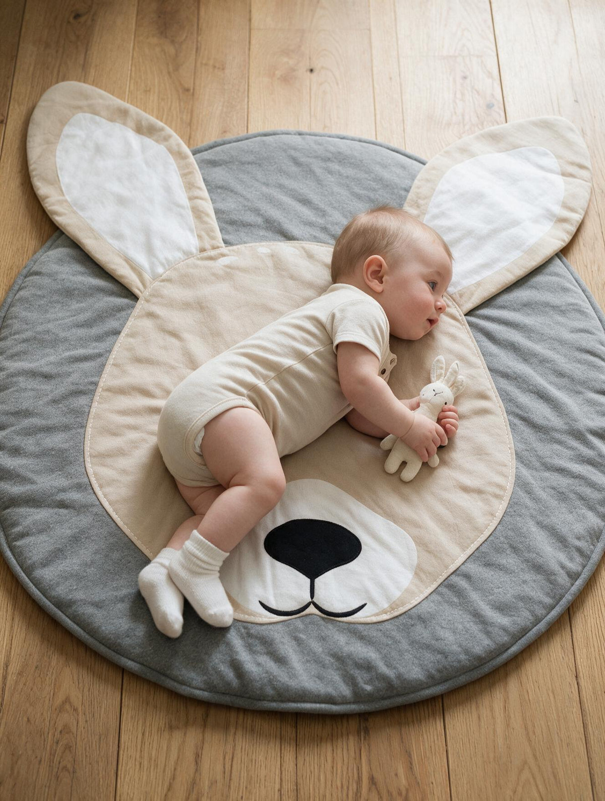 Bébé installé sur le tapis d'éveil rond en coton